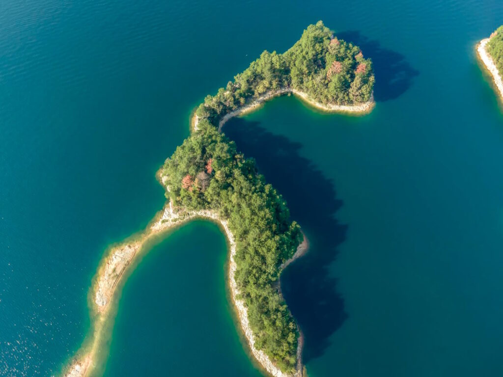 Mazury, znane jako „Kraina Tysiąca Jezior”, oferują nie tylko malownicze krajobrazy, ale także niezrównany spokój i ciszę, które są tak potrzebne w dzisiejszym zabieganym świecie