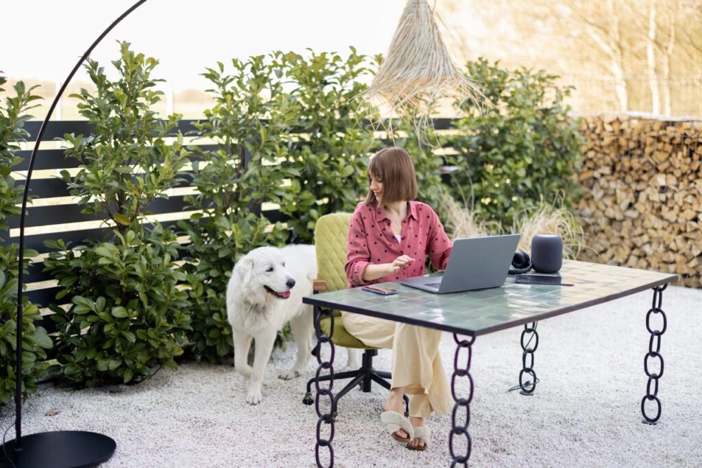 Wybór idealnej działki nad jeziorem wymaga rozważenia wielu czynników - od aspektów prawnych po dostępność infrastrukturalną oraz wpływ na środowisko naturalne