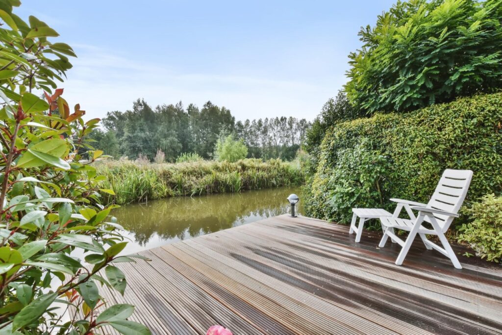 Tworząc dom nad jeziorem warto zadbać o ekologiczne rozwiązania, które ograniczą nasz wpływ na naturalne środowisko