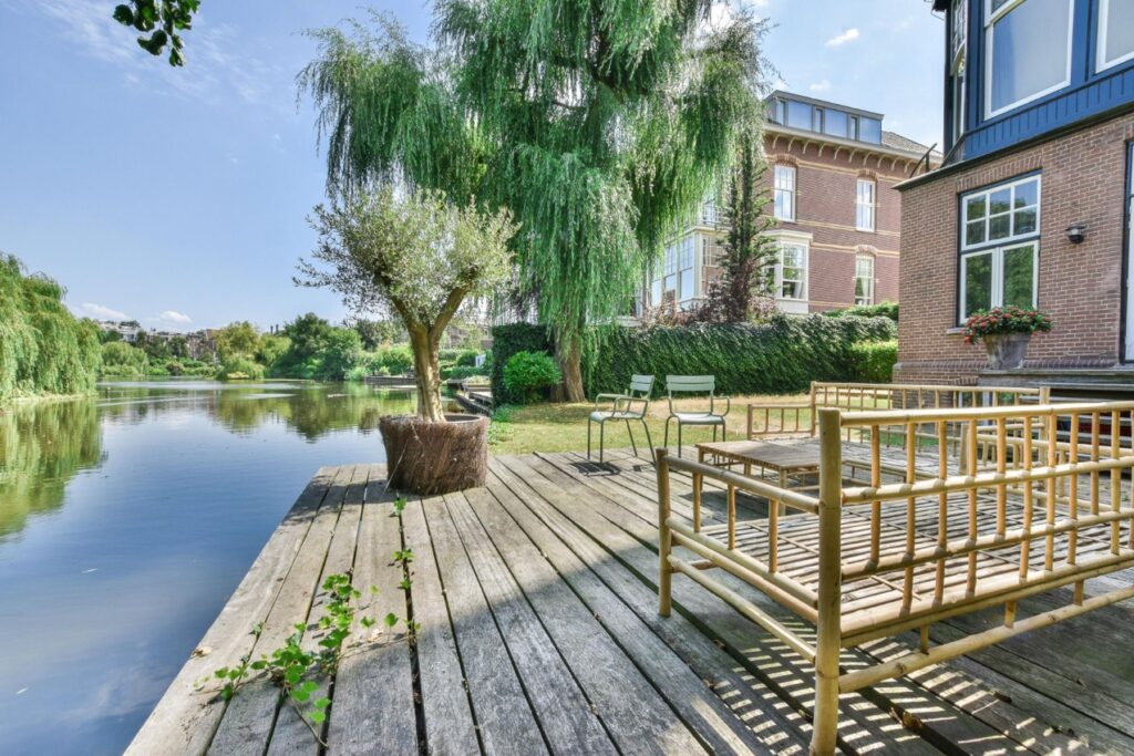 Tworząc dom nad jeziorem warto zadbać o ekologiczne rozwiązania, które ograniczą nasz wpływ na naturalne środowisko